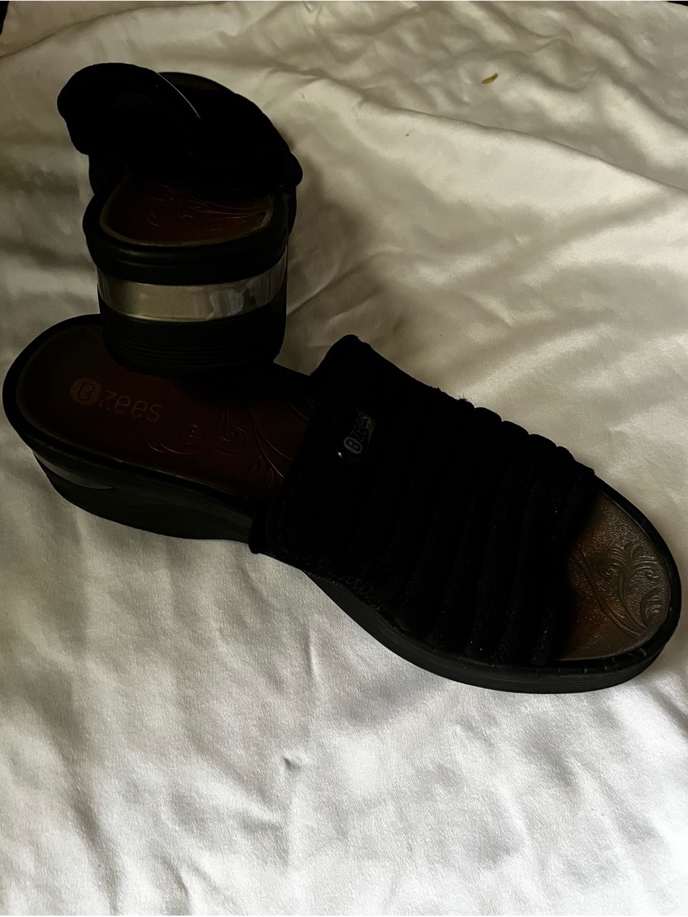 BZEES~BLACK~SANDAL~SILVER DETAIL~SIZE 11 - Picture 6 of 8